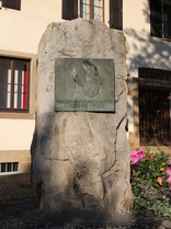 Gedenkstein beim ehemaligen Geburtshaus von Theodor Heuss