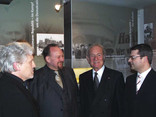 2001 - Bundespräsident Johannes Rau mit Museumsgestalter Peer Friedel, Vorstandsvorsitzender Theodor-Heuss-Freundeskreis Richard Drautz und Staatssekretär Hans-Martin Bury