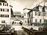 Das Haus, in dem Familie Heuss wohnte, "lag in einem Garten unmittelbar vor dem altwürttembergischen Schloß" (Foto).